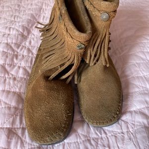 Minnetonka brown suede fringe moccasins size 6